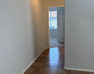 2305 W Horizon Ridge Parkway - Photo Thumbnail 14