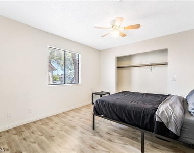 5576 W Rochelle Avenue - Photo Thumbnail 21