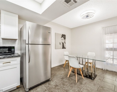 5576 W Rochelle Avenue - Photo Thumbnail 12