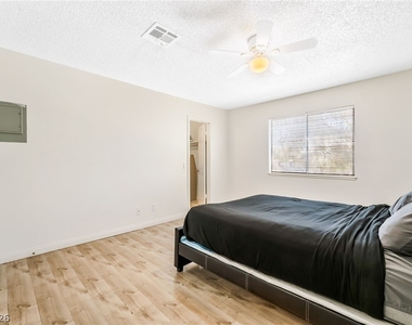 5576 W Rochelle Avenue - Photo Thumbnail 16