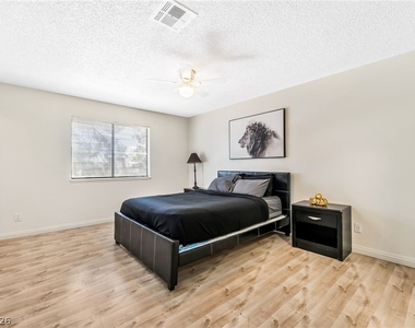 5576 W Rochelle Avenue - Photo Thumbnail 14