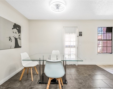 5576 W Rochelle Avenue - Photo Thumbnail 9