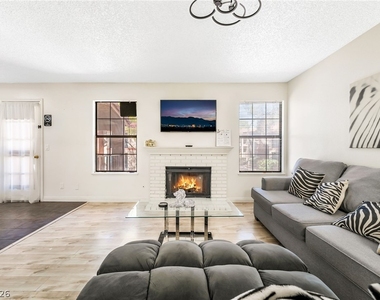 5576 W Rochelle Avenue - Photo Thumbnail 1