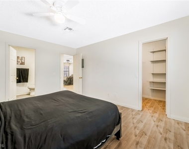5576 W Rochelle Avenue - Photo Thumbnail 15