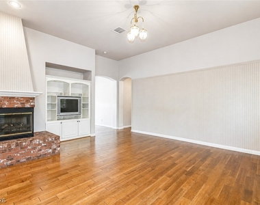 2215 Scarlet Rose Drive - Photo Thumbnail 8