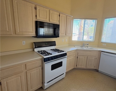 855 N Stephanie Street - Photo Thumbnail 2