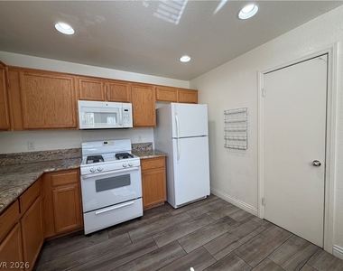 10381 Coyote Cub Avenue - Photo Thumbnail 6