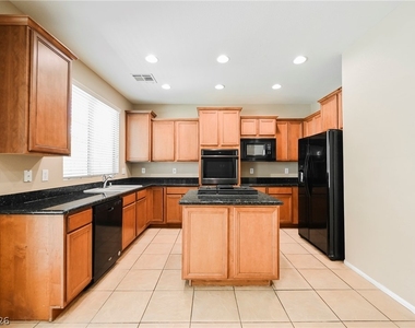 11764 Via Esperanza Avenue - Photo Thumbnail 6