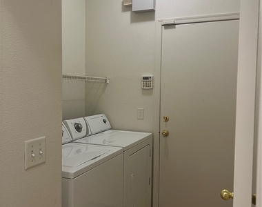 6273 Highland Gardens Drive - Photo Thumbnail 16
