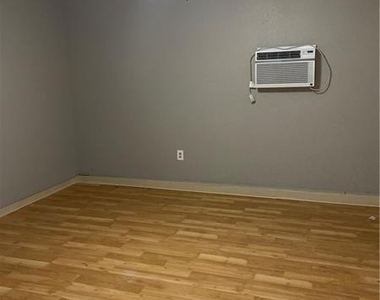 401 Tiger Lily Way - Photo Thumbnail 3