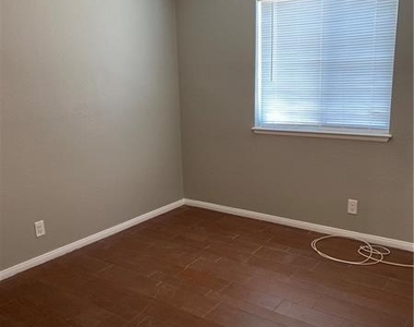 401 Tiger Lily Way - Photo Thumbnail 13