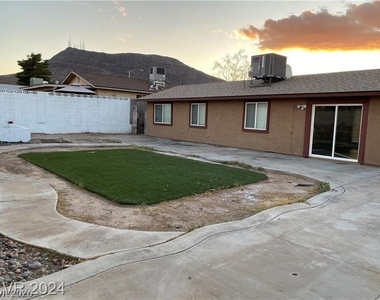 401 Tiger Lily Way - Photo Thumbnail 16