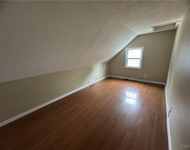 220 Roxann Avenue - Photo Thumbnail 10