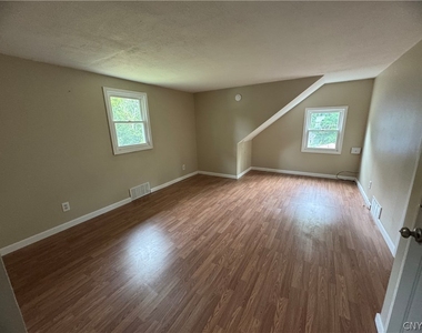 220 Roxann Avenue - Photo Thumbnail 2