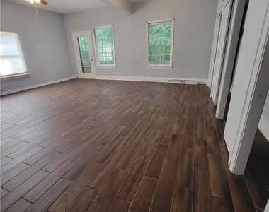 2278 Valley Drive - Photo Thumbnail 3