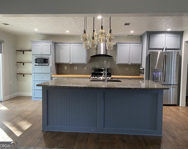 900 Harbins View Drive - Photo Thumbnail 2