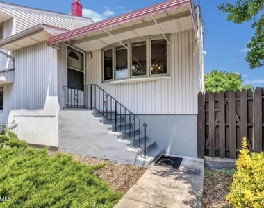 4 Coral Way - Photo Thumbnail 3