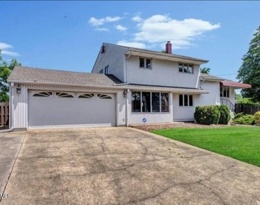 4 Coral Way - Photo Thumbnail 2