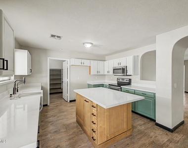 16550 N Naegel Drive - Photo Thumbnail 6