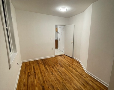 East 89 Street - Photo Thumbnail 5