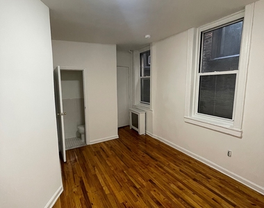 East 89 Street - Photo Thumbnail 3