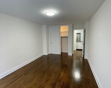 East 56 Street - Photo Thumbnail 4