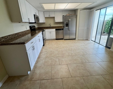 11976 Shakerwood Lane - Photo Thumbnail 2
