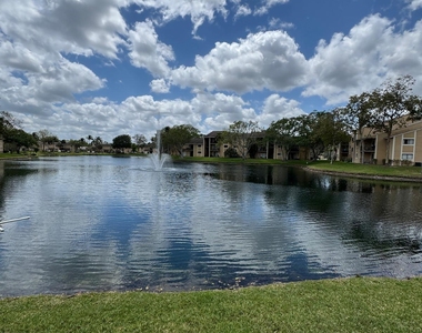 300 Palm Circle W - Photo Thumbnail 4