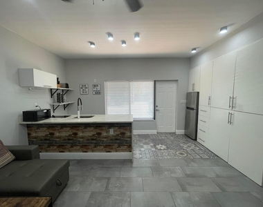 824 Ne 4th Street - Photo Thumbnail 2