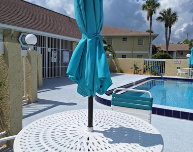 1535 Se Royal Green Circle - Photo Thumbnail 2