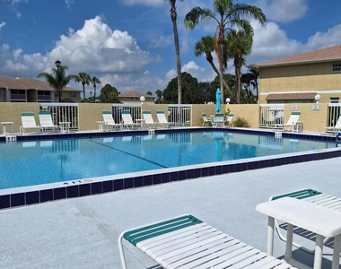 1535 Se Royal Green Circle - Photo Thumbnail 1