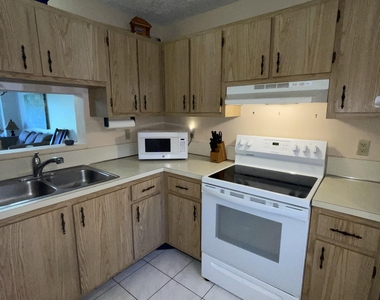 7911 Southgate Boulevard - Photo Thumbnail 7