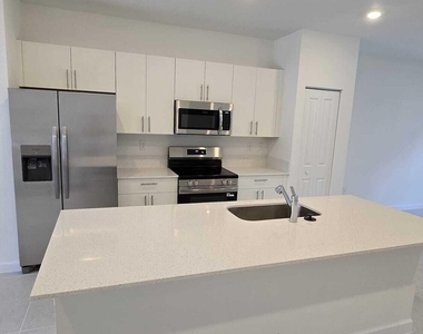 1124 Se 3rd Street - Photo Thumbnail 2