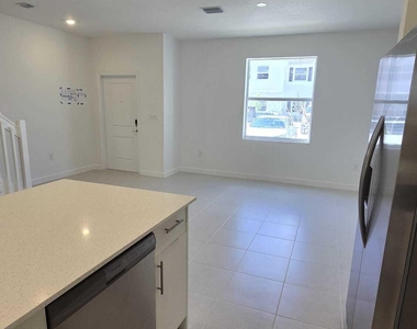 1124 Se 3rd Street - Photo Thumbnail 5