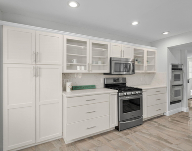 121 Queen Eugenia Court - Photo Thumbnail 16