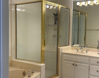 6051 Mapleshade Lane - Photo Thumbnail 7