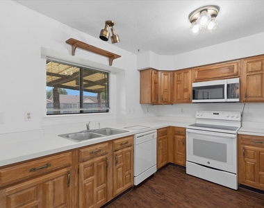 7612 Jerome Drive - Photo Thumbnail 12