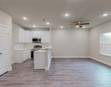 618 W Sears Street - Photo Thumbnail 11