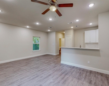 618 W Sears Street - Photo Thumbnail 5
