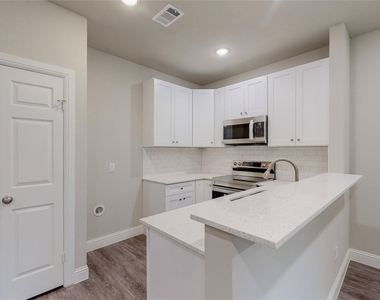 618 W Sears Street - Photo Thumbnail 13