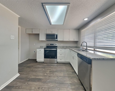 622 W Springdale Lane - Photo Thumbnail 4