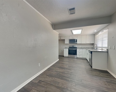 622 W Springdale Lane - Photo Thumbnail 5