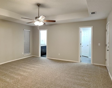 916 Green Brook Drive - Photo Thumbnail 8