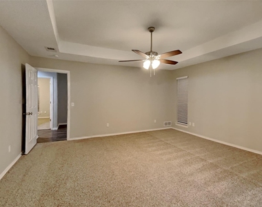 916 Green Brook Drive - Photo Thumbnail 9