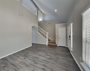 2617 Hilcroft Avenue - Photo Thumbnail 2