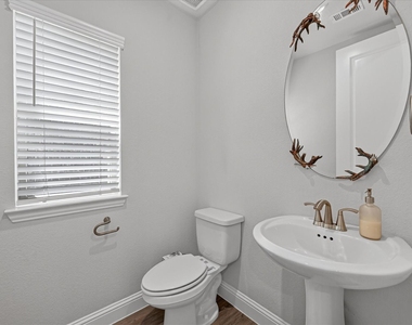 1381 Elaine Drive - Photo Thumbnail 4