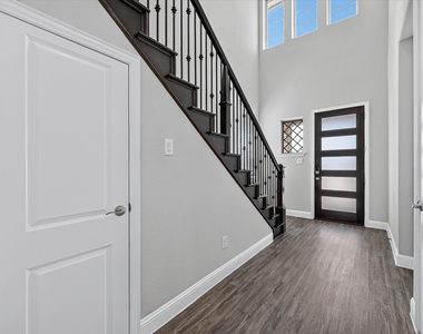 1381 Elaine Drive - Photo Thumbnail 3