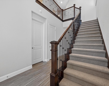 1381 Elaine Drive - Photo Thumbnail 5