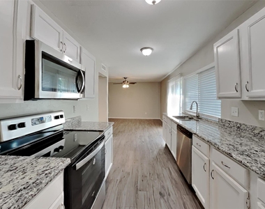 941 Whitehall Drive - Photo Thumbnail 4