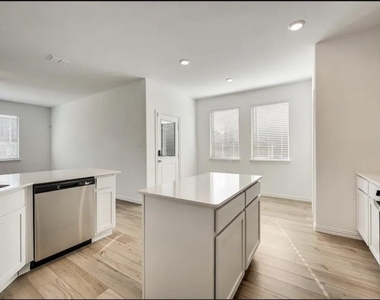 3101 Paruament Drive - Photo Thumbnail 7